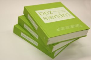 Mums uzdāvināts laikmetīgās mākslas albums “Bez sienām”