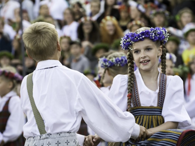 Zaigas Šteinas izstāde “XI Latvijas skolu jaunatnes dziesmu un deju svētku noskaņās”
