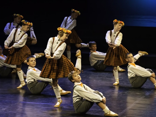 Zaigas Šteinas izstāde “XI Latvijas skolu jaunatnes dziesmu un deju svētku noskaņās”