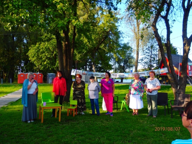 Jura Kunnosa dzeju par Rīgu izpildīja drāmas kopas “Saulespuķe” aktrises – Maruta Augule, Daina Kuple, Ineta Lielturka, Lilita Miķelsone, Renāte Šidlovska un Ņina Žukova. Dzejas uzveduma režisore – Gunta Lipora, scenārija autore – Renāte Šidlovska.