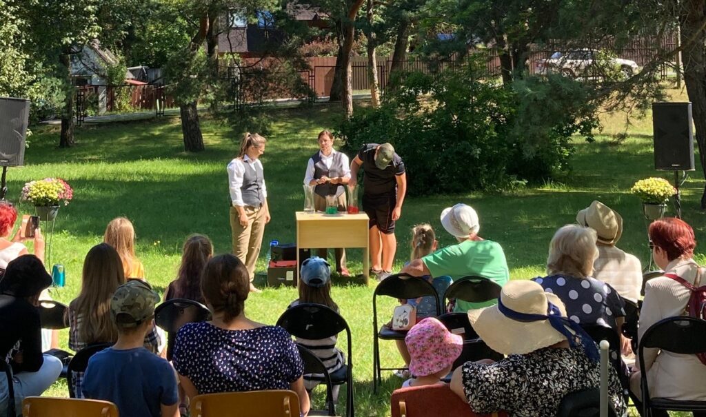 Aizrautīgie profesori un sausā ledus šovs priežu dārzā