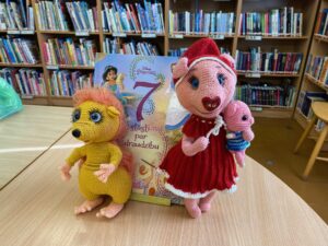 <strong>Tatjanas Surovjovas rotaļļietu izstāde “Lelles apciemo bibliotēku”</strong>