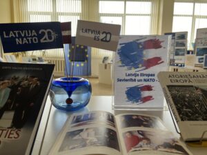 Rīgas Centrālajā bibliotēkā izstāde “Latvija Eiropas Savienībā un NATO – 20”
