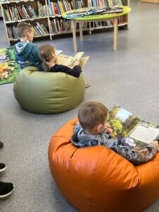 Ķengaragā bērni iepazīst bibliotēku