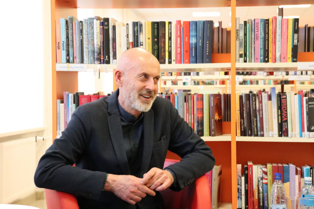 Daugavā viesojas rakstnieks Māris Bērziņš