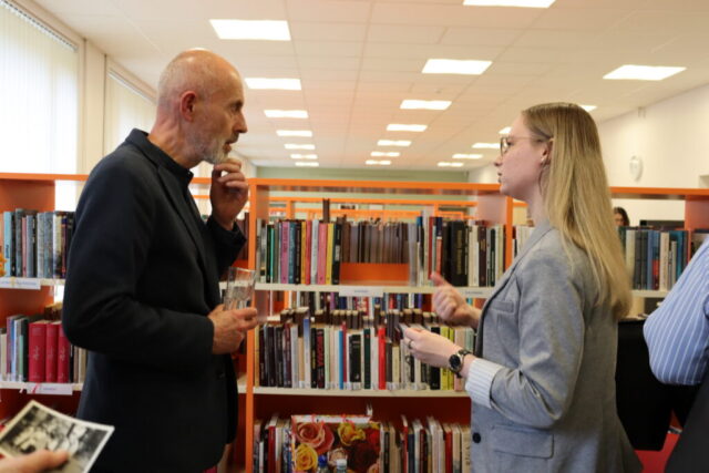 Pasākuma noslēgumā rakstnieks atbildēja uz individuāliem jautājumiem...