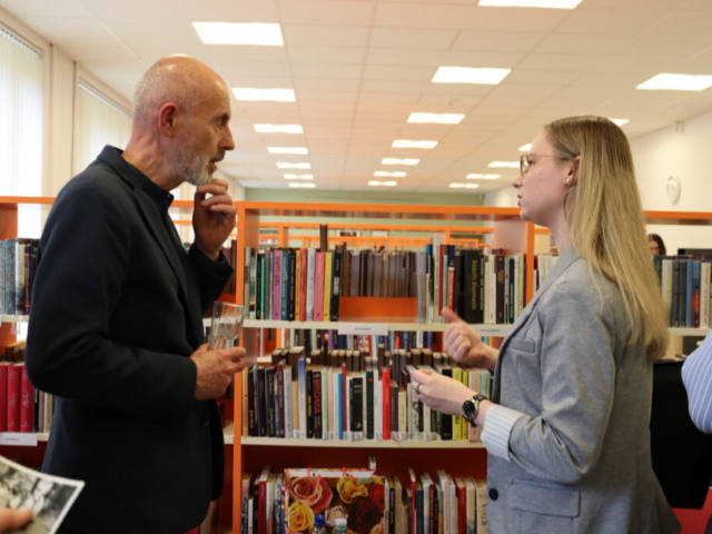 Pasākuma noslēgumā rakstnieks atbildēja uz individuāliem jautājumiem...