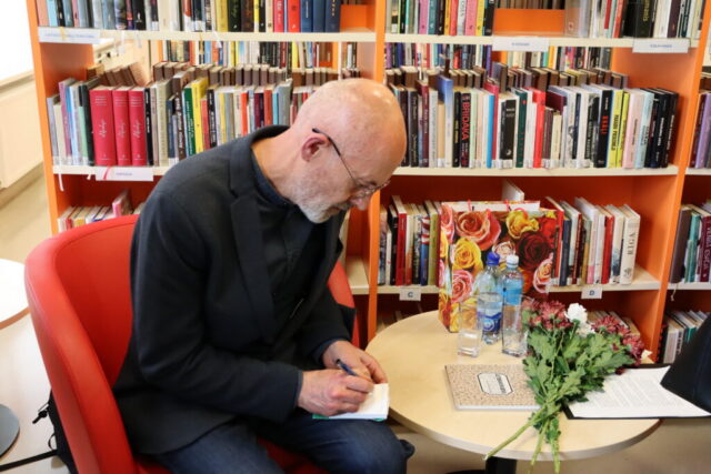 ...sneiedza autogrāfus...