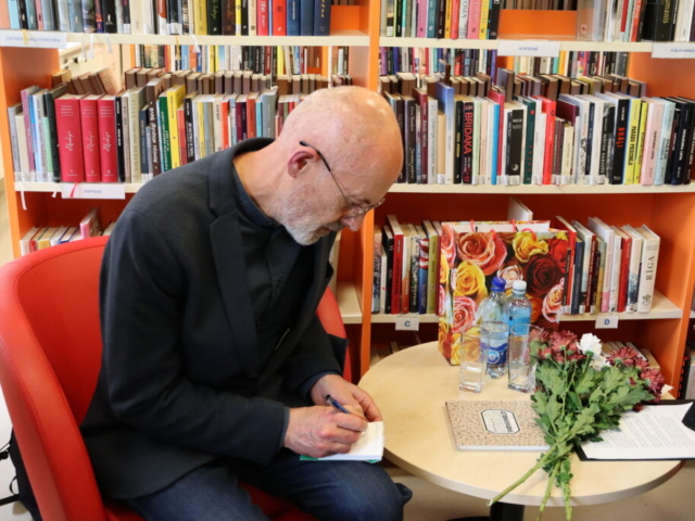 ...sniedza autogrāfus...