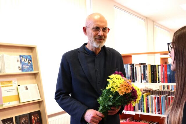 ...un saņēma ziedus no sava talanta cienītājiem