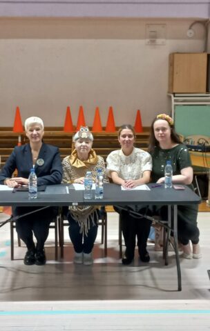 Žūrija. No kreisās: Lienīte Strautmane – Starptautiskās kategorijas tiesnese sporta aerobikā, Dzidra Gudļevska – Rīgas Centrālās bibliotēkas filiālbibliotēkas “Pūce” galvenā bibliotekāre, Kristīne Naidjonoka – sporta meistars mākslas vingrošanā, Rīgas Stradiņa universitātes estētiskās vingrošanas dalībnieceKristīne Naidjonoka – sporta meistars mākslas vingrošanā, Rīgas Stradiņa universitātes estētiskās vingrošanas dalībniece, Viktorija Karjagina-Ilstere – RBJC “Praktiskās estētikas skola” estētiskās vingrošanas pulciņa pedagoģe