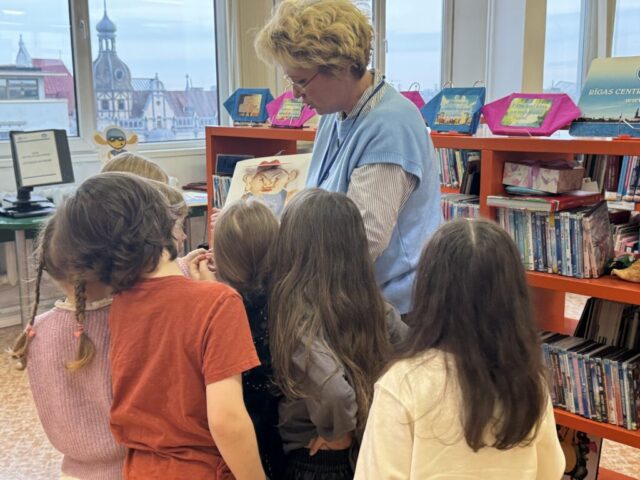 Ar bērniem runājas RCB Lasītāju apkalpošanas nodaļas galvenā bibliotekāre Žanna Novicka