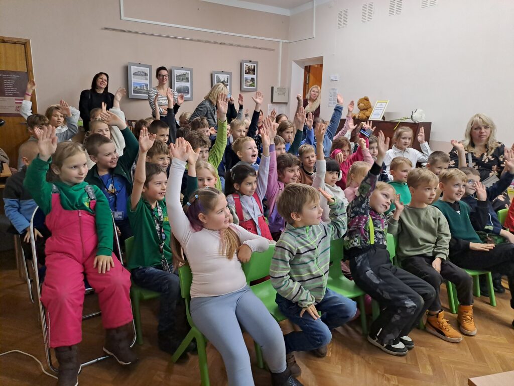 Sarkandaugavā viesojas rakstniece Evija Gulbe