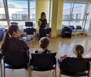 Bērni Iļģuciema filiālbibliotēkā