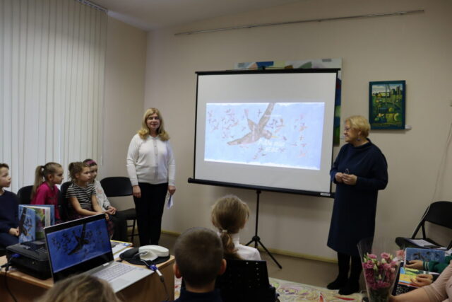 No labās dzejniece Inese Zandere, no kreisās klausītājus uzrunā Jeļena Kuzņecova