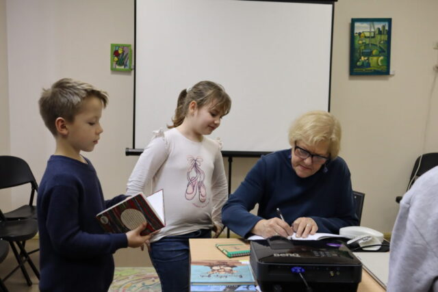 Rindā stāvēja autogrāfu gribētāji