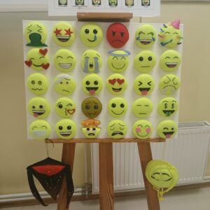 Emoji simboli Ņinas Čistjakovas izstādē Imantā