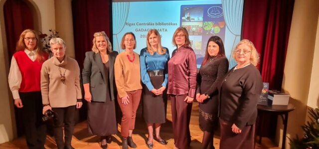 RCB Bibliotēku dienests. No labās galvenās ekspertes bibliotēku jomā Gida Zepkāne, Zane Valaine, RCB Bibliotēku dienesta vadītāja Aiga Balode, galvenās ekspertes bibliotēku jomā Inta Sallinene, Maija Mauriņa, Sintija Krontāle, Daina Ģeibaka, Zane Ramiņa. Mareka Kuratova foto