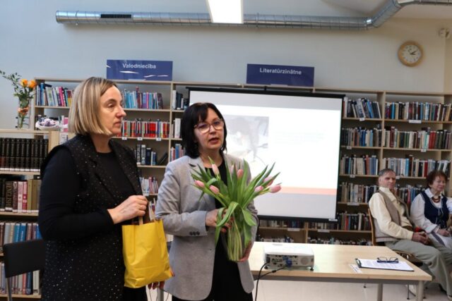 Sveic RCB administrācija. No labās RCB direktora vietniece Vineta Baško, no kreisās RCB direktora vietniece Linda Štamere