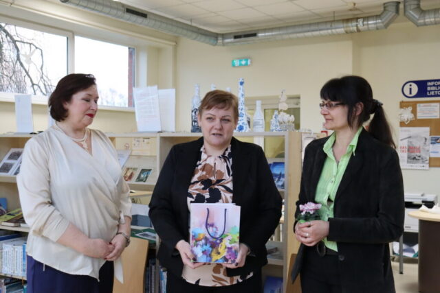 Centrā Rīgas Centrālās bibliotēkas Informācijas sistēmu administrēšanas nodaļas vadītāja Dace Vlasova, no labās Evija Lapiņa, informācijas sistēmu administratore