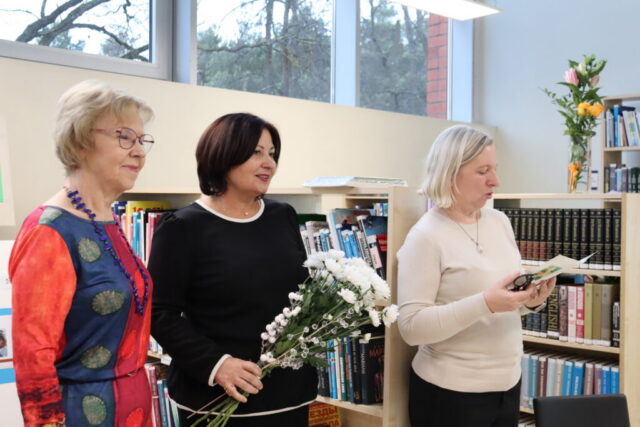 Sveic kolēģes. No labās RCB Āgenskalna un Torņakalna filiālbibliotēku vadītāja Inese Ruskule, RCB filiālbibliotēkas "Pārdaugava"vadītāja Natālija Hološa, RCB Iļģuciema filiālbibliotēkas galvenā bibliotekāre Ingrīda Loginova