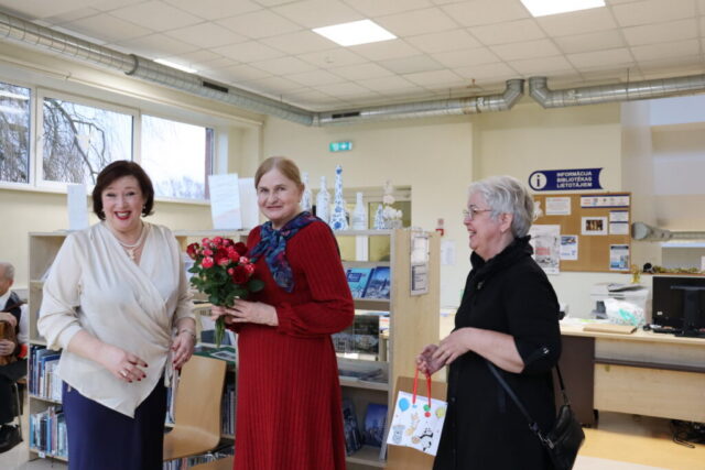 Centrā RCB Bibliotēku dienesta galvenā eksperte bibliotēku jomā Inta Sallinene, no labās RCB Komplektēšanas un apstrādes nodaļas vadītāja Ineta Kaļķe