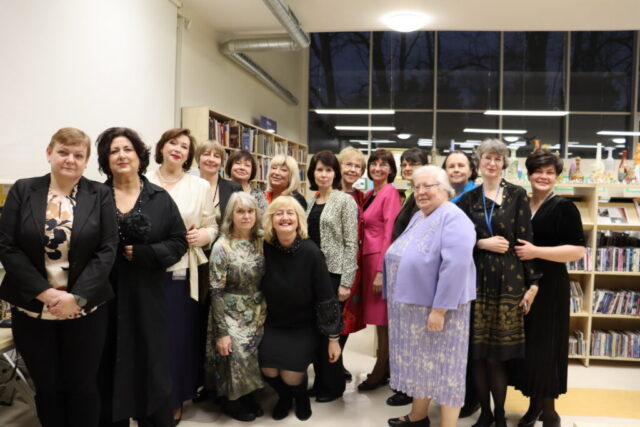 Kolektīvs kopā ar bijušajiem darbiniekiem