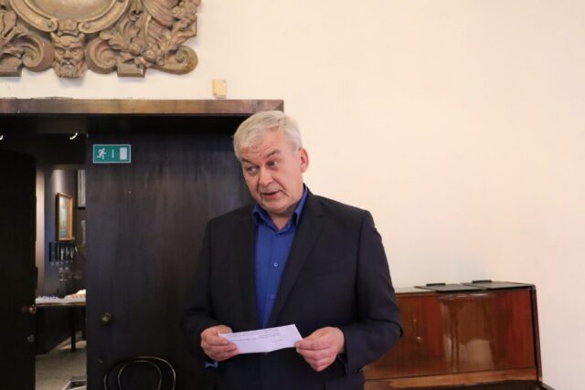 Vārds Latvijas Kultūras akadēmijas Eduarda Smiļģa teātra muzeja vadītājam Jānim Siliņam