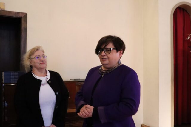 Sveic Viļņas Centrālās bibliotēkas direktora vietniece Simona Žiliene (no labās). No lietuviešu valodas tulko RCB Bibliotēku dienesta galvenā eksperte bibliotēku jomā Gida Zepkāne (no kreisās)