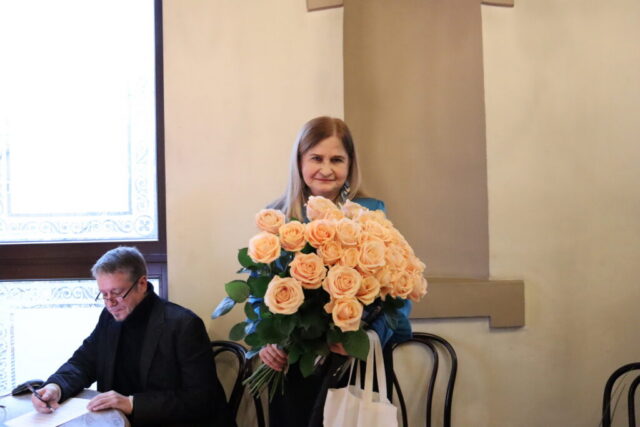 Pasākuma otrajā daļā teicām ceļavārdus, aizejot pelnītā atpūtā Intai Sallinenei, RCB Bibliotēku dienesta galvenaijai ekspertei bibliotēku jomā. Fonā RCB Informācijas sistēmu administrēšanas nodaļas informācijas sistēmu administrators Mareks Kuratovs