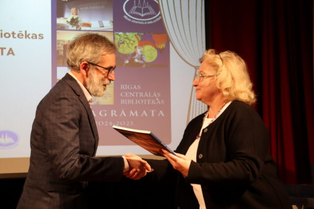 Tiek pasniegtas Gadagrāmatas. Grāmatu saņem viens no tās autoriem, profesors Viesturs Zanders. Grāmatu pasniedz Gida Zepkāne, RCB Bibliotēku dienests