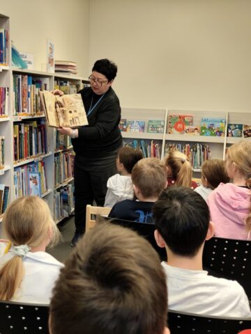 Bibliotekāro stundu vada RCB filiālbibliotēkas "Rēzna"galvenā bibliotekāre Oksana Gavriļuka