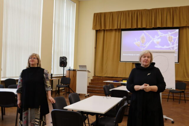 No labās Mg. paed. Sandra Pallo, no kreisās Mg. psych. Daina Romanovska