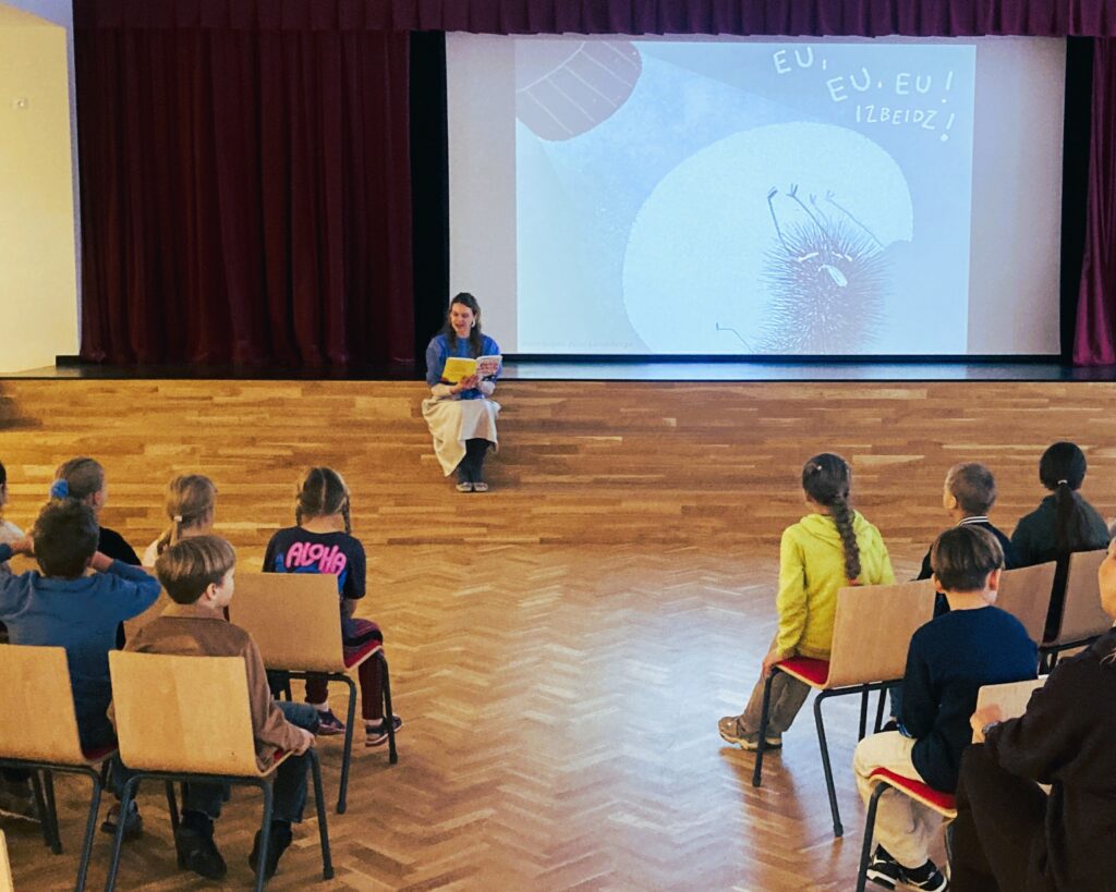 Iļģuciemā viesojās rakstniece Ilze Aizsila