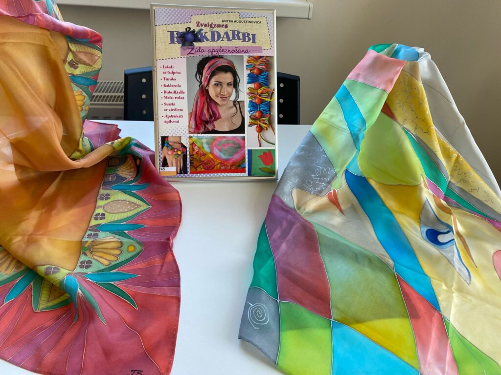 Tatjanas Surovjovas apgleznota zīda aksesuāru izstāde “Pavasara noskaņas” Bolderājā