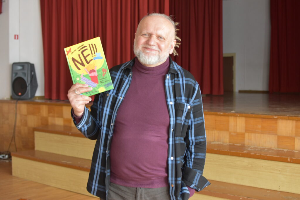 Rīgas Juglas vidusskolā ciemojas rakstnieks Lauris Gundars