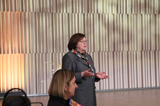 Darbiniekus uzrunā RCB direktore Dzidra Šmita. Priekšplānā RCB direktora vietniece Linda Štamere