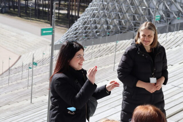 Tūlīt dziedāsim! RCB Bibliotēku dienesta galvenā eksperte bibliotēku jomā Zane Valaine iejūtas kordiriģenta lomā