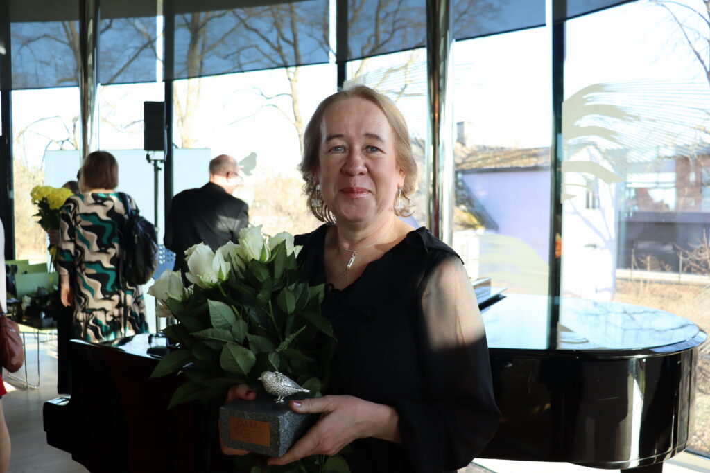 Mūsu Baltais zvirbulis – Zinta Haļzova