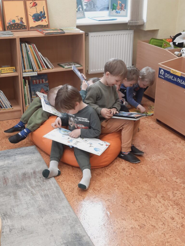 No klausīšanās līdz meklēšanai: aktīva diena RCB filiālbibliotēkā “Pārdaugava”