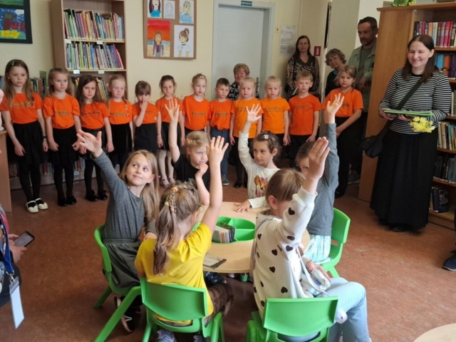 Vokālā grupa "Pīlādzīši", ar ziediem Laura Pīgozne
