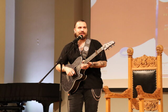 Dziedāja Miks Galvanovskis