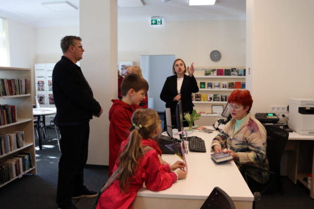 Rīgas mēra Viestura Kleinberga iepazīšanās ar bibliotēku
