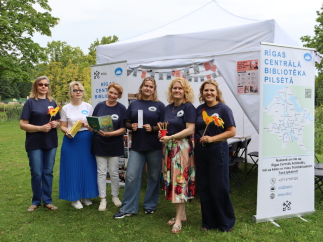 No kreisās RCB Bibliotēku dienesta vadītāja Aiga Balode, RCB filiālbibliotēkas "Zemgale" galvenā bibliotekāre Irina Pavlovska, RCB filiālbibliotēkas "Vidzmeme" galvenā bibliotekāre Dzintra Kalniņa, RCB Daugavas filiālbibliotēkas galvenā bibliotekāre Alise Prancāne, RCB filiālbibliotēkas "Pārdaugava" galvenā bibliotekāre Līga Laimiņa-Kokoreviča un RCB Bibliotēku dienesta galvenā eksperte bibliotēku jomā Sintija Krontāle