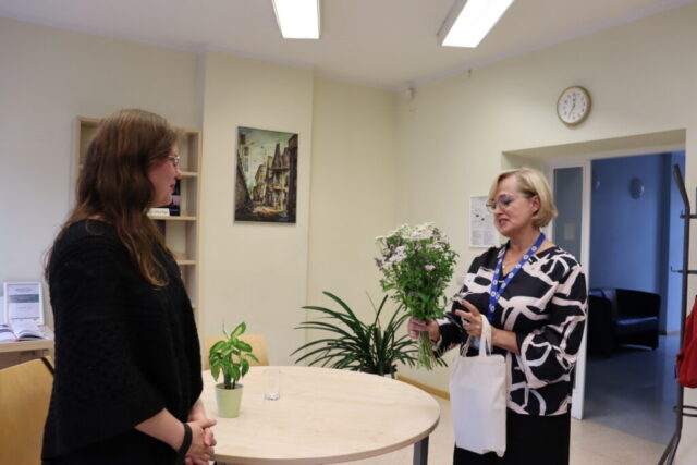 Ziedus pasniedz RCB filiālbibliotēkas "Vidzeme" vadītāja Antra Svētiņa
