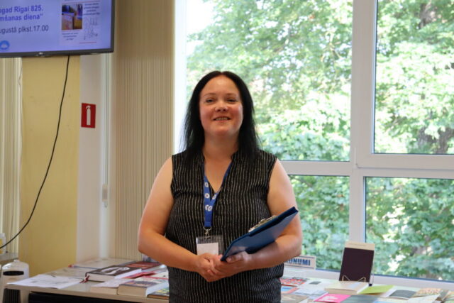 Pasākuma ievadvārdus saka bibliotēkas vadītāja Evita Hofmane