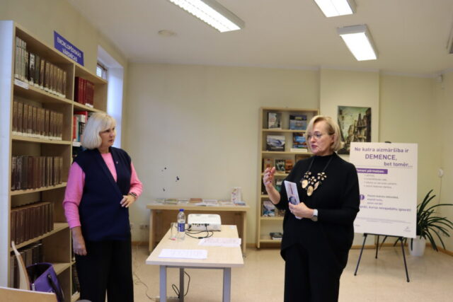 Sarunā ar Edīti Alksni RCB filiālbibliotēkas "Vidzeme" vadītāja Antra Svētiņa