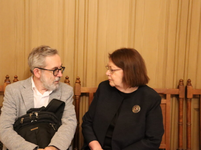 RCB direktore Dzidra Šmita sarunā ar Latvijas Nacionālās bibliotēkas vadošo pētnieku Viesturu Zanderu